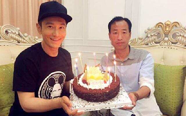 黄晓明给相伴十年老司机庆生 豪爽送十万元红包