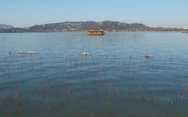 分享一个水天一色的冻西湖