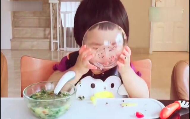 1岁小吃货直播吃饭 大写的服!