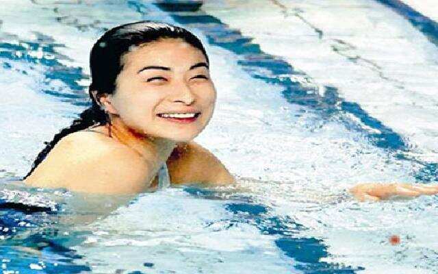 蓝 朋友 报到:郭晶晶疑复出当裁判 扎马尾青春