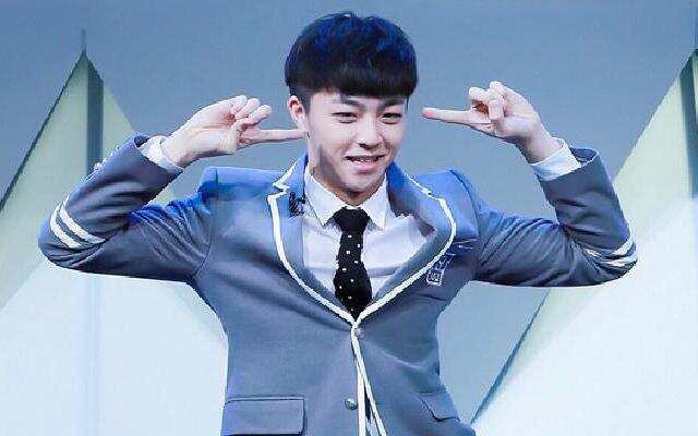 校草本草!陈立农吉他弹唱《平凡之路》-热点