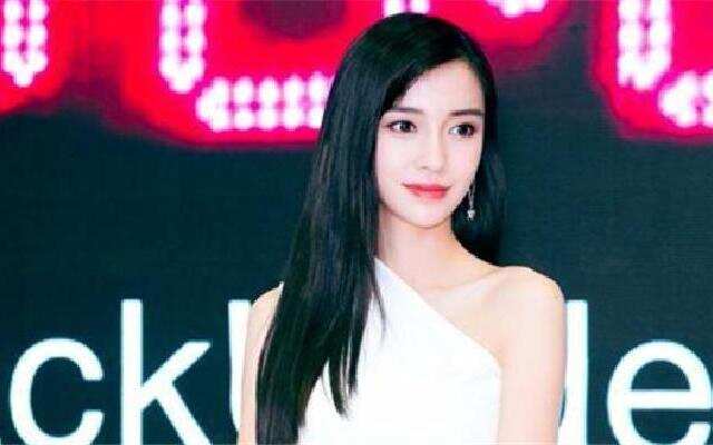 Baby白裙现身似嫦娥 