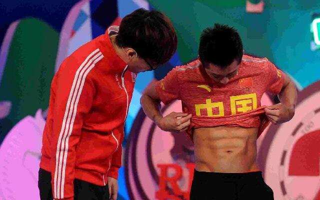 《中国冠军范》林跃秀巧克力腹肌引舔屏